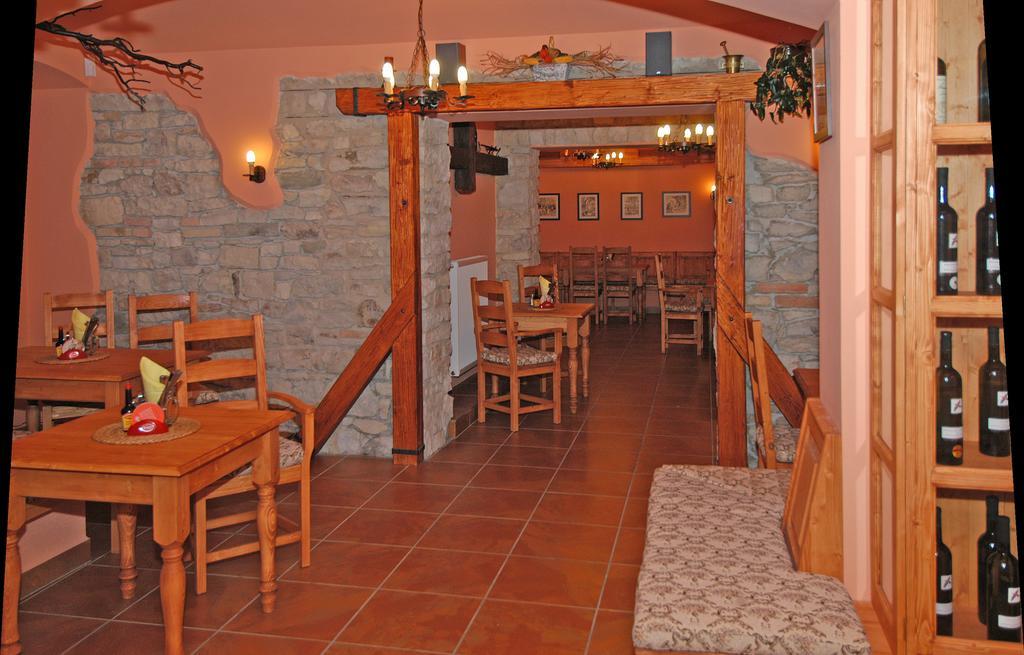 Hotel U Radnice Лоуни Екстер'єр фото