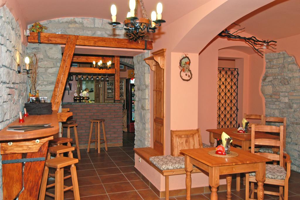 Hotel U Radnice Лоуни Екстер'єр фото