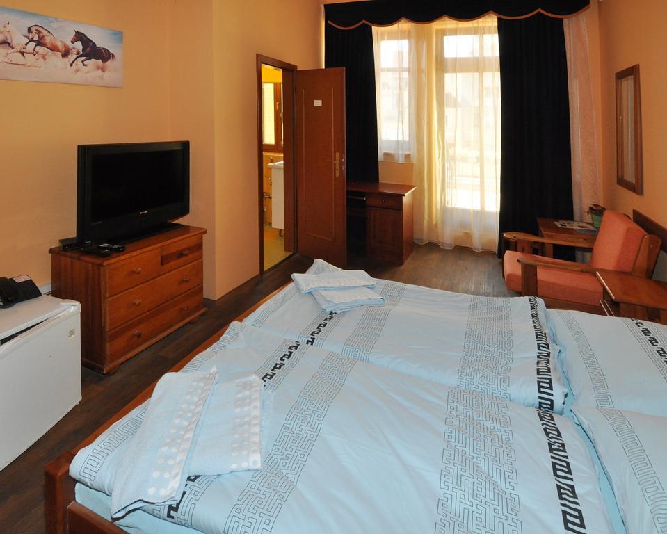 Hotel U Radnice Лоуни Екстер'єр фото