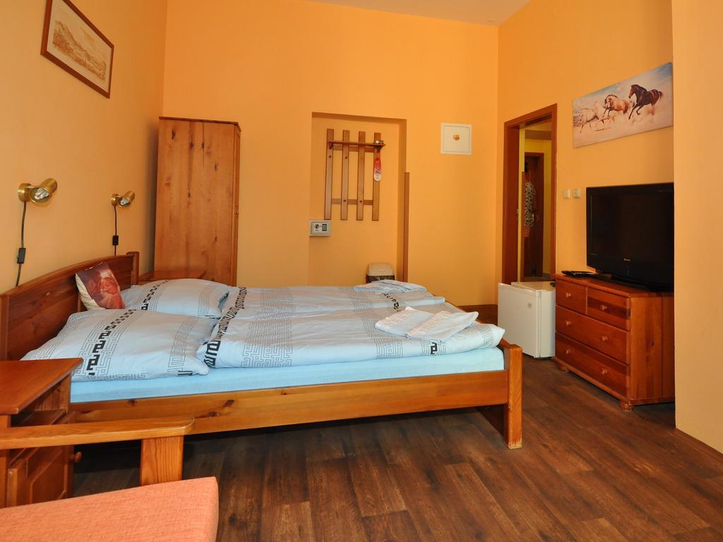 Hotel U Radnice Лоуни Екстер'єр фото