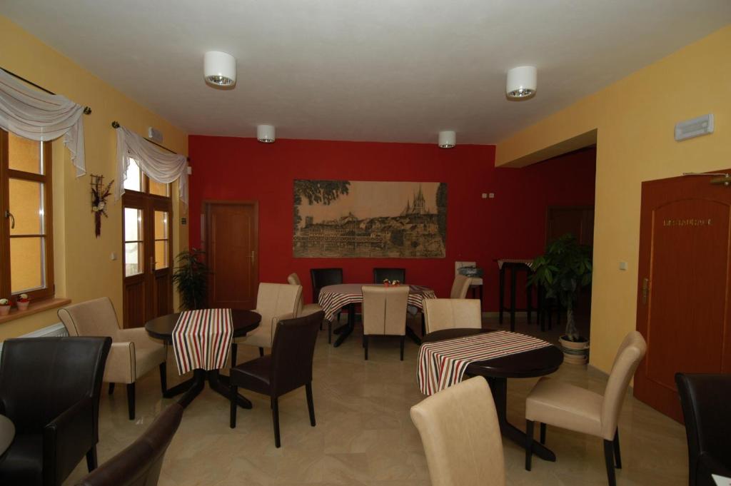Hotel U Radnice Лоуни Екстер'єр фото