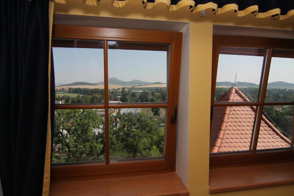 Hotel U Radnice Лоуни Екстер'єр фото