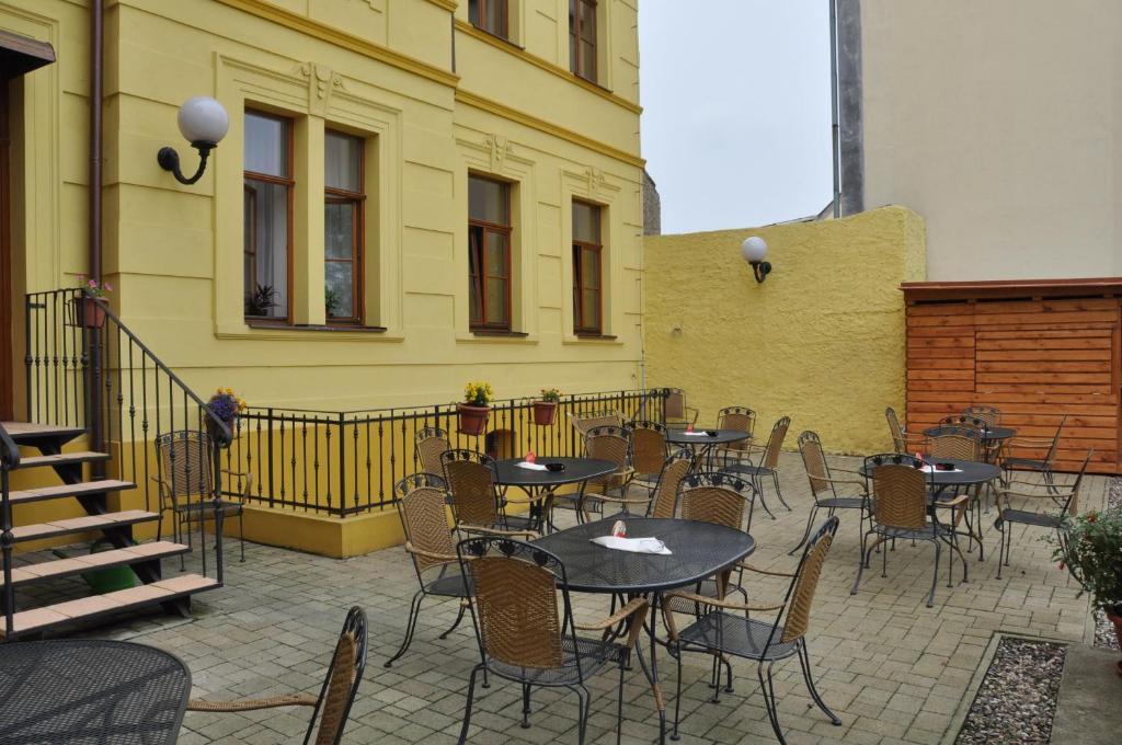Hotel U Radnice Лоуни Екстер'єр фото