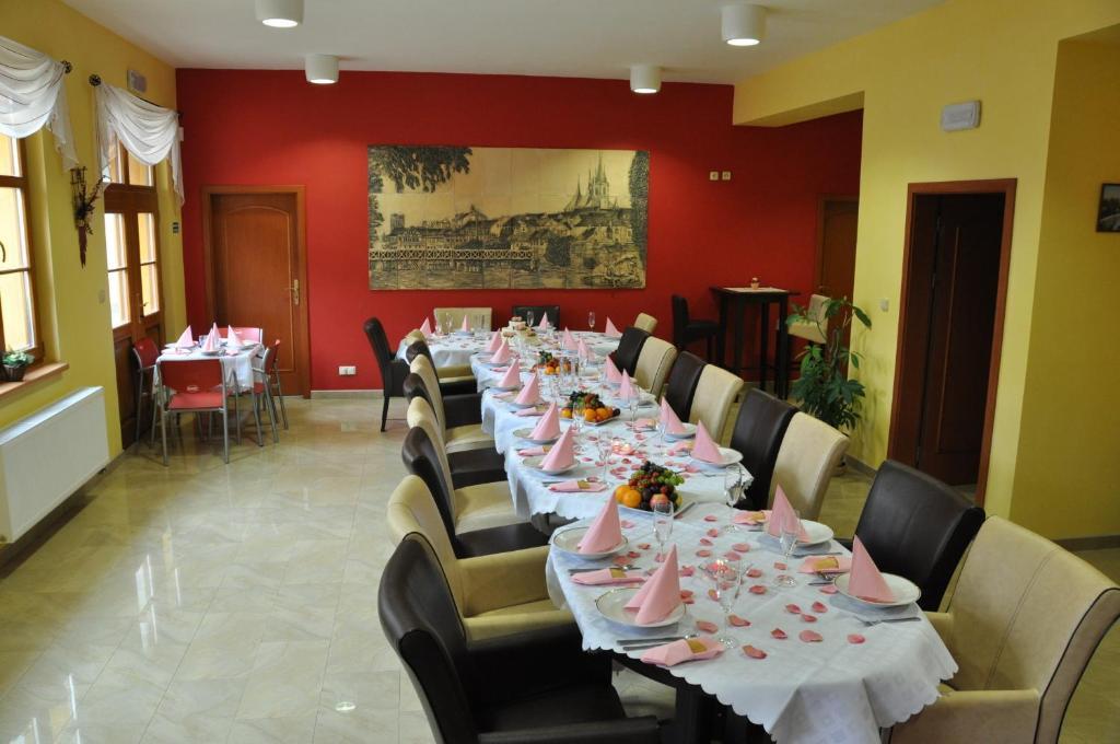 Hotel U Radnice Лоуни Екстер'єр фото