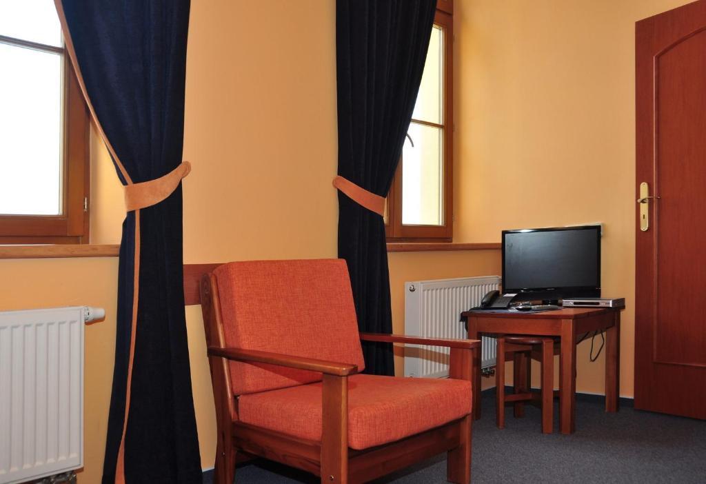 Hotel U Radnice Лоуни Екстер'єр фото