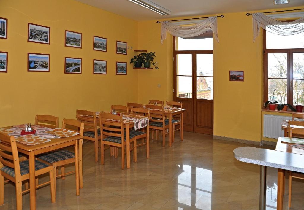 Hotel U Radnice Лоуни Екстер'єр фото
